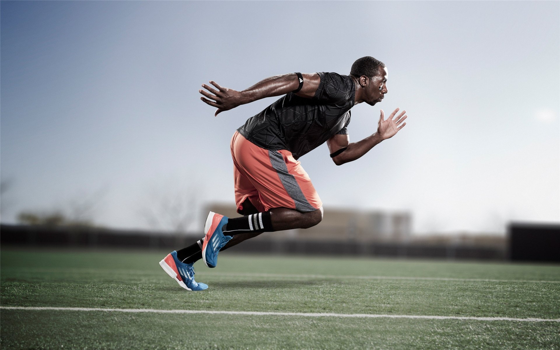 老鹰不断突破！，阿扎伦卡连续十二场比赛得分超过出色防守赢得满堂喝彩